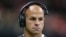 Robert Saleh con auriculares durante un partido de la NFL en 2019 cuando era coordinador defensivo del equipo San Francisco 49ers. Chuck Cook-USA TODAY Sports.