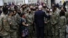 El presidente Joe Biden conversa con militares y sus familias durante una ceremonia en Fort Bragg, Carolina del Norte. (REUTERS/Leah Millis)