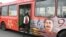 Los autobúses con retratos de Stalin en Rusia. 