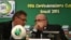 El presidente de la FIFA, Joseph Blatter (d), habla con el secretario general del organismo deportivo, Jerome Valcke (i), durante una rueda de prensa en el estadio Maracaná de Río de Janeiro.