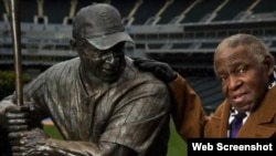 Orestes "Minnie" Miñoso junto a su estatua en el U.S. Cellular Field de Chicago.