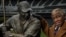 Orestes "Minnie" Miñoso junto a su estatua en el U.S. Cellular Field de Chicago.