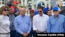 De izquierda a derecha, los hermanos Chamorro: Cristiana Chamorro, Carlos Fernando Chamorro y (con gorra), Pedro Joaquín Chamorro. Dos de ellos están detenidos. Foto archivo, Houston Castillo, VOA.