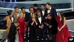 El elenco y equipo de "CODA" recibe el Oscar a la mejor película el domingo 27 de marzo de 2022 en el Teatro Dolby en Los Ángeles. (Foto AP/Chris Pizzello)