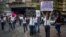 Un grupo de personas opositores al Gobierno del presidente venezolano, Nicolás Maduro, muestra unos carteles con mensajes de protesta en la avenida Francisco de Miranda hoy, 20 de marzo de 2014, en Caracas (Venezuela).