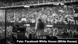 Erika Kirk, viuda del activista conservador Charlie Kirk, en la ceremonia de despedida a su esposo.