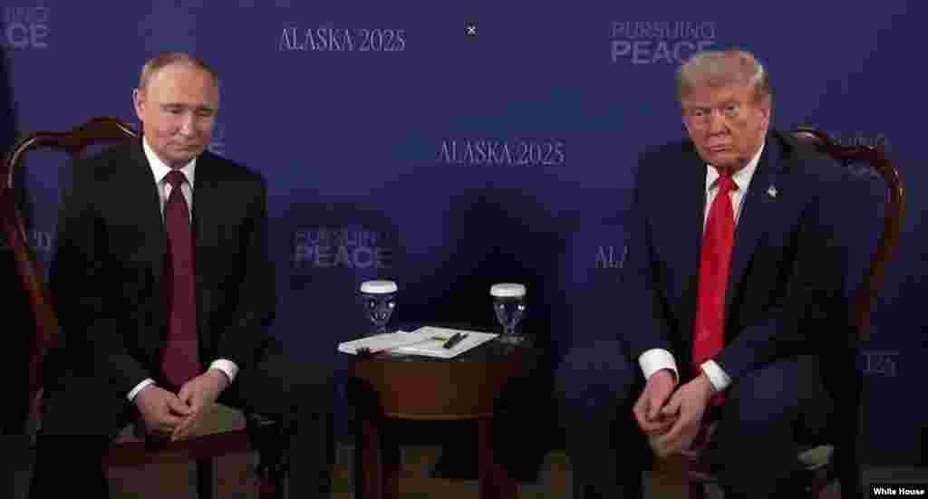 Los dos líderes permanecieron sentados en silencio, con sus respectivas delegaciones a un lado. 