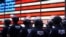 Policías en New York, donde se decretó Toque de Queda