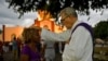 Un sacerdote bendice a un peregrino durante la procesión a El Rincón en adoración a San Lázaro. Yamil Lage/AFP