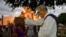 Un sacerdote bendice a un peregrino durante la procesión a El Rincón en adoración a San Lázaro. Yamil Lage/AFP