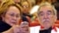 Gabriel García Márquez y su esposa Mercedes durante la ceremonia inaugural del XXV Festival del Nuevo Cine Latinoamericano, en La Habana. 