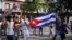 Manifestantes sostienen una bandera cubana durante las protestas del 11 de julio, en La Habana, Cuba. (REUTERS/Alexandre Meneghini).