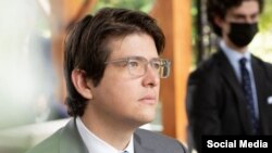 El senador colombiano Miguel Uribe Turbay fue baleado en un mitin político en junio pasado. (Captura de imagen/Facebook)