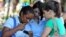 Jóvenes utilizan sus teléfonos celulares. Estados Unidos confirmó hoy que en 2010 lanzó una red social en Cuba, que estuvo en marcha hasta 2012, con el objetivo de aumentar el acceso de los cubanos a la información, pero subrayó que "no ofrecía contenido 