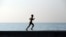 Un joven corre por el muro del malecón de La Habana.