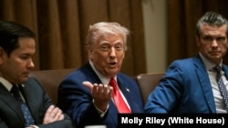 El presidente Donald Trump celebra una reunión de gabinete el jueves 10 de abril de 2025 en la Casa Blanca. (Foto oficial de la Casa Blanca por Molly Riley)