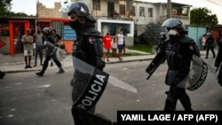 Antimotines recorren La Güinera el 12 de julio de 2021, un día después del levantamiento nacional contra el régimen comunista.