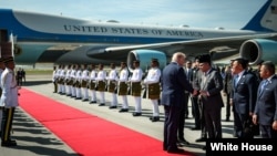 Presidente Trump es recibido por el premier de Malasia Anwat Ibrahim en Kuala Lumpur. 