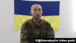 Un soldado chino capturado por Ucrania, en un video posteado en la cuenta de X del presidente de ese país Volodymyr Zelenskyy. (@ZelenskyyUa)