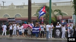Exiliados se manifiestan en Miami en apoyo a presos políticos cubanos, el 3 de mayo de 2025.
