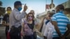 Un policía organiza una cola en La Habana (Adalberto Roque/AFP).
