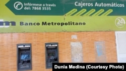 Cajeros automáticos en el Banco Metropolitano de Santos Suárez, en La Habana. 