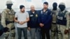 Efraín Campo Flores (izq.) y Franqui Francisco Flores tras ser arrestados en Haití, en noviembre del 2015. 