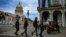 El gobierno militarizó las calles y desplegó sus fuerzas de choque durante la jornada cívica del 15N en Cuba. (YAMIL LAGE / AFP)