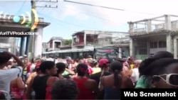 Manifestantes en 10 de Octubre exige al gobierno agua, comida y electricidad. (Captura de video/Yuri Valle Roca)