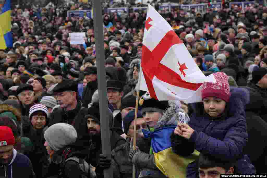 Ciudadanos de Georgia apoyando a Ucrania en la Plaza de la Independencia.