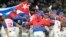 Los jugadores cubanos celebran después de derrotar a Australia en su partido de cuartos de final del Clásico Mundial de Béisbol en el Domo de Tokio, el miércoles 15 de marzo de 2023. (Foto AP/Eugene Hoshiko).