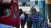 Cubanos cargan sus compras. YAMIL LAGE / AFP